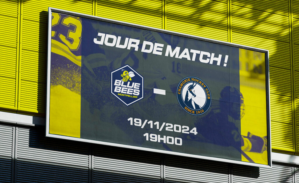 Affiche annonçant un match de hockey entre les Blue Bees de Montpellier et le Chamonix Hockey Club, prévu pour le 19 novembre 2024 à 19h00. L'affiche utilise des couleurs vives et des éléments graphiques dynamiques pour attirer l'attention.