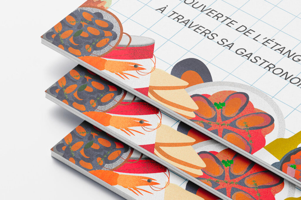 Empilement de dos du livres de cuisine Thau dans l'assiette illustrées avec des crevettes, des légumes et des ustensiles de cuisine.