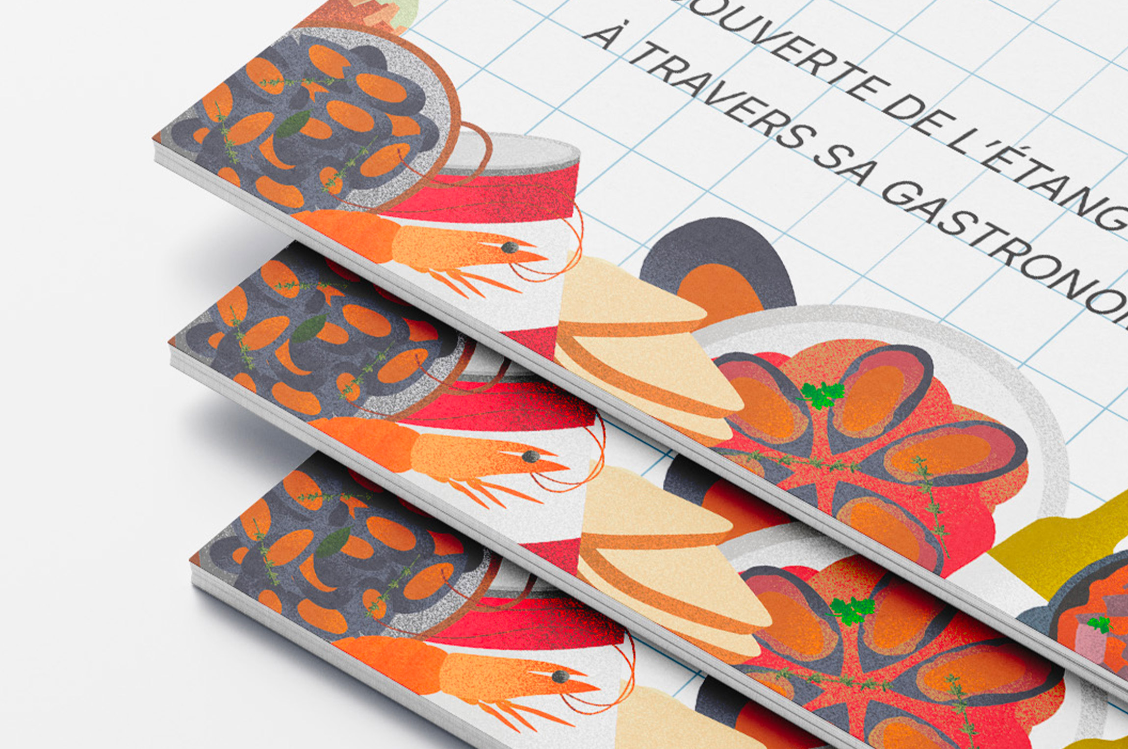 Empilement de dos du livres de cuisine Thau dans l'assiette illustrées avec des crevettes, des légumes et des ustensiles de cuisine.